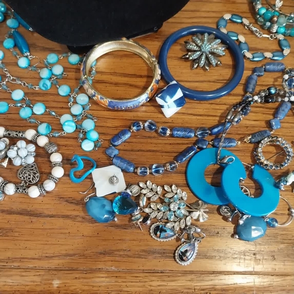 Turquoise Blue Mixed Jewelry Lot in Wooden Box - Picture 5 of 10